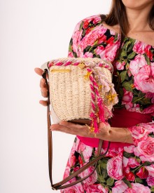 Borsa Cestino a Tracolla in Paglia Naturale con Decorazioni Boho-Chic e Nappine Fucsia