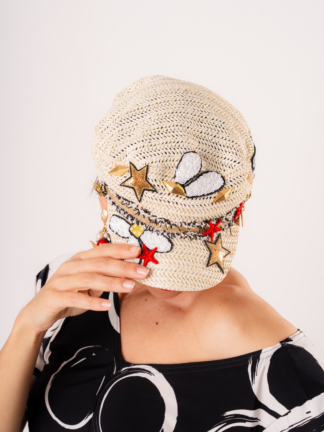 Cappello Baker Boy in Paglia Intrecciata con Applicazioni Gioiello e Stelle