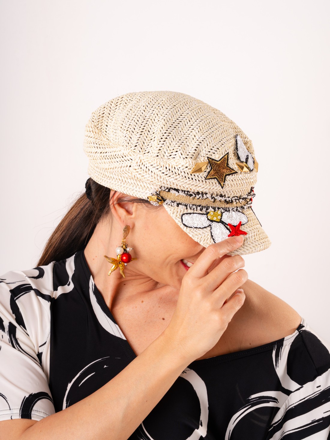 Cappello Baker Boy in Paglia Intrecciata con Applicazioni Gioiello e Stelle