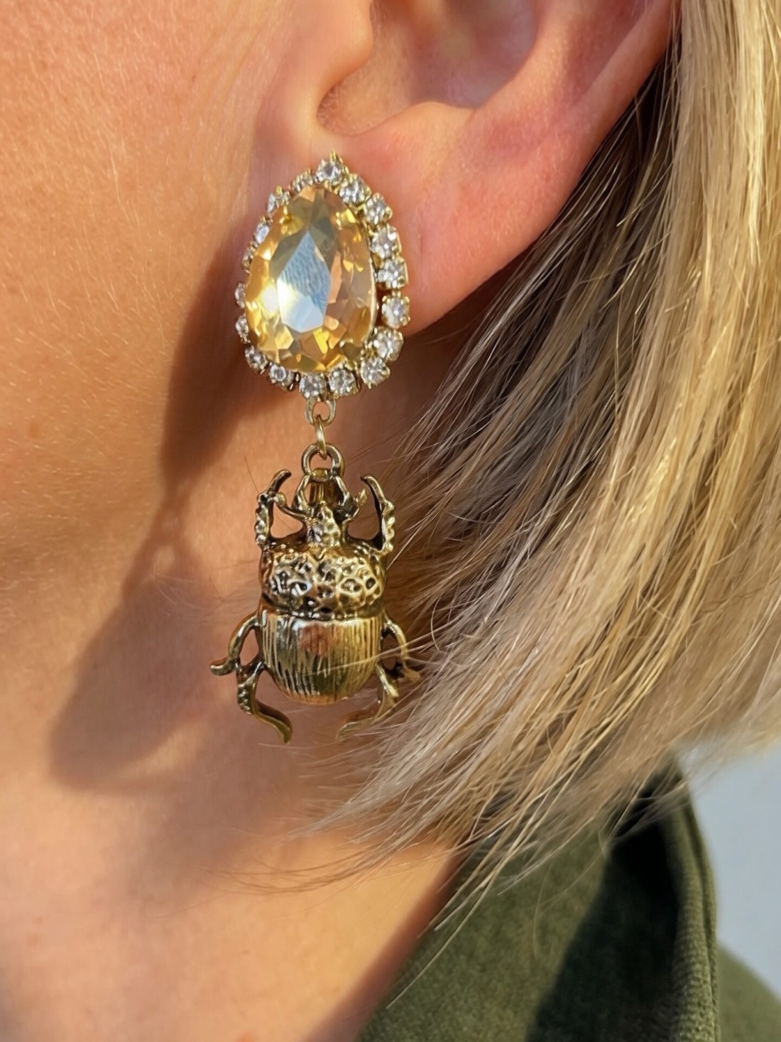 Orecchini a Clip Vintage Gold con Scarabeo Portafortuna e Cristallo Goccia Amber