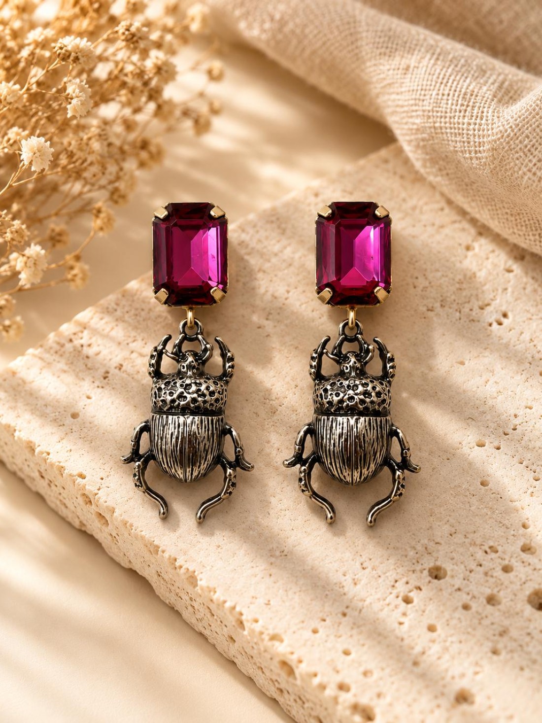 Orecchino a Perno con Scarabeo e Cristallo Fucsia