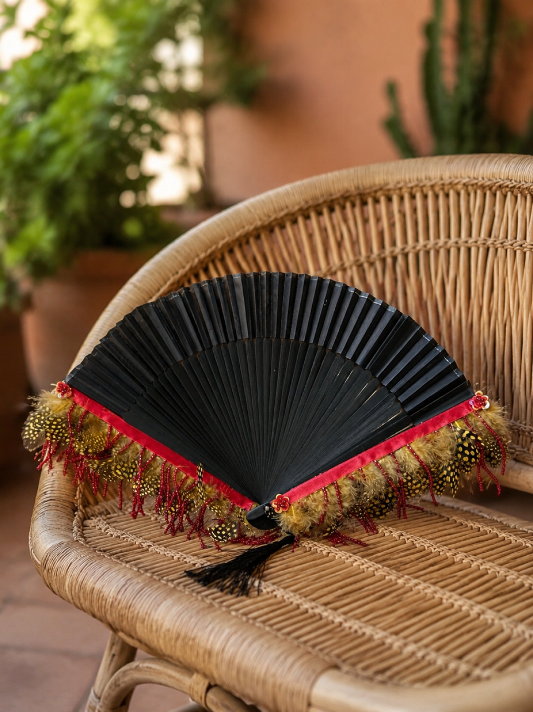 Ventaglio elegante nero con piume