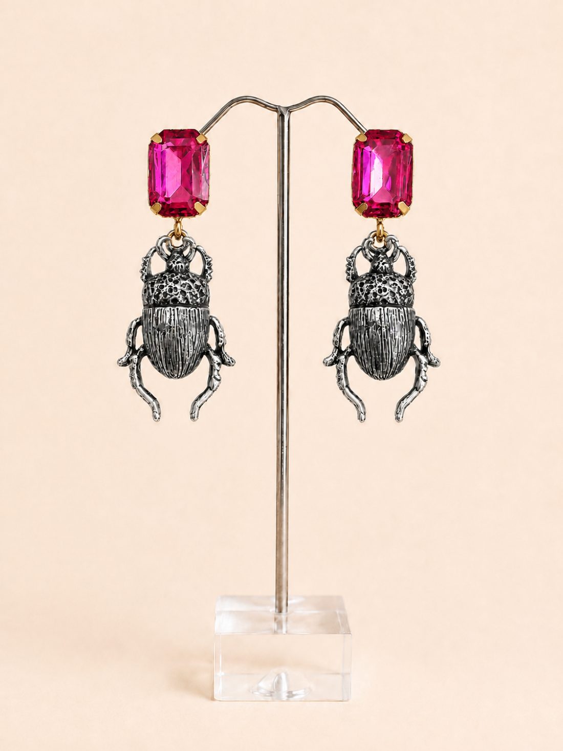 Orecchino a Perno con Scarabeo e Cristallo Fucsia